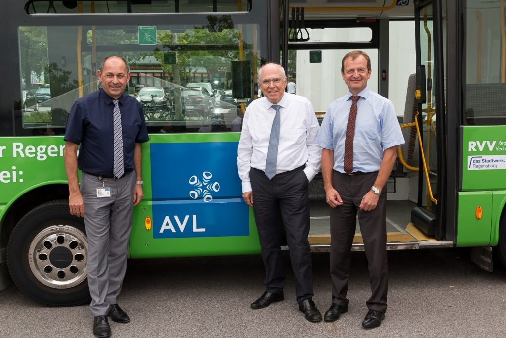 Dr. Georg Schwab, Prof. Dr. Helmut List und Anton Angermaier vor Stadtbus Emil