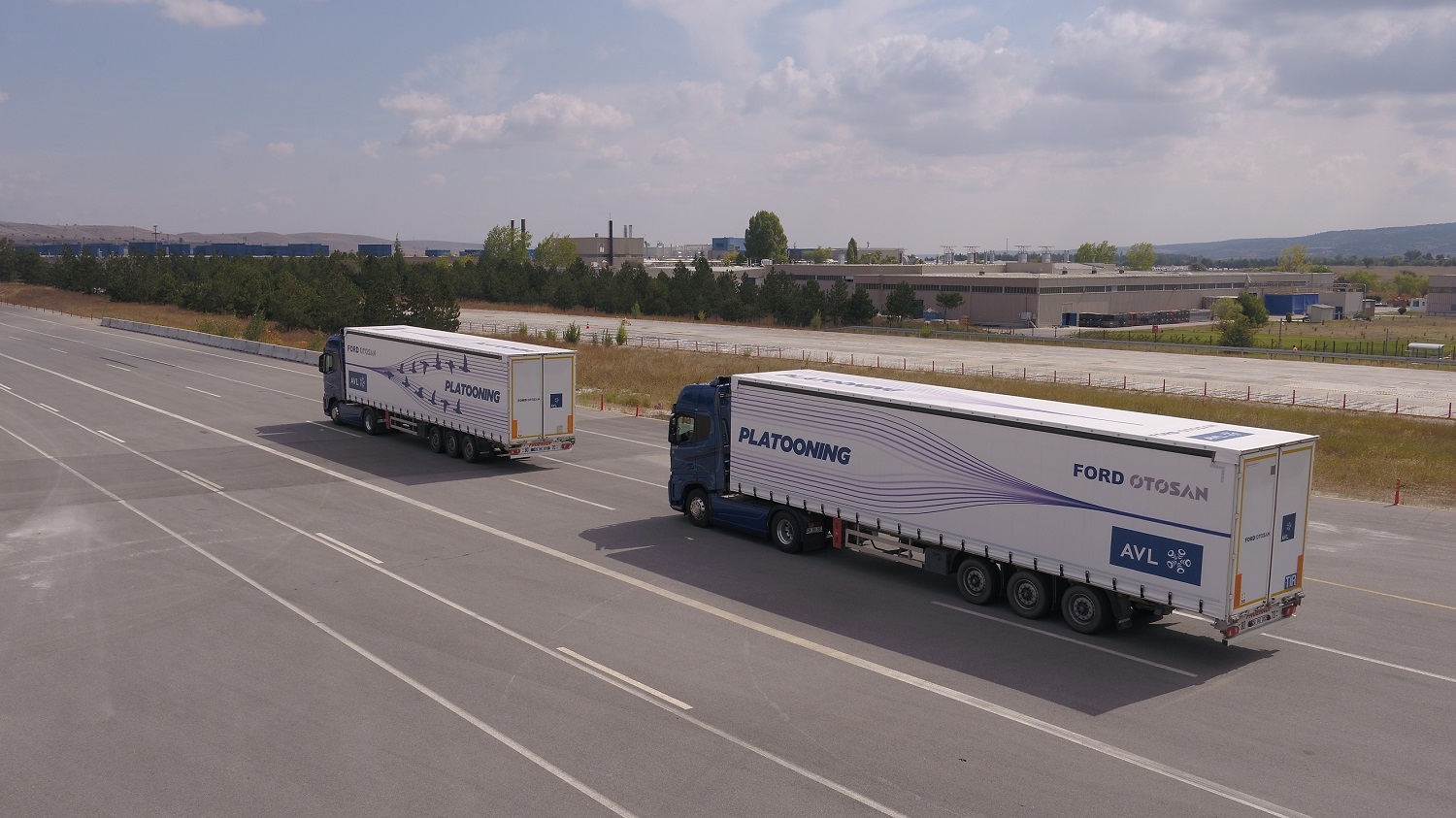 Zwei LKW der Platooning Kooperation von AVL Software & Functions und Ford Otosan auf der Autobahn