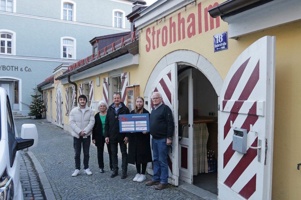 The trainees and manager Anton Angermaier hand over the donations to the Strohhalm