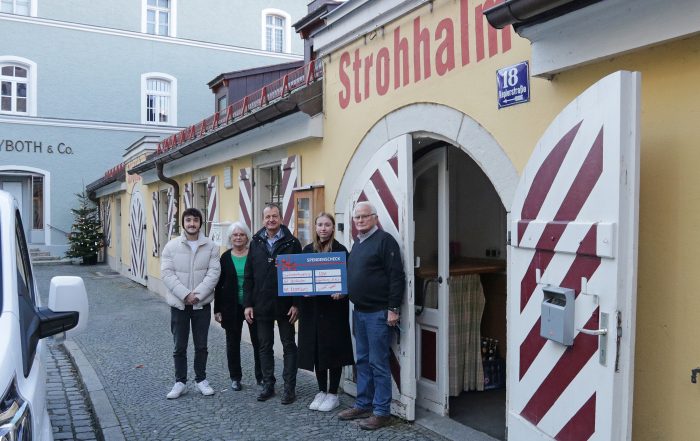 The trainees and manager Anton Angermaier hand over the donations to the Strohhalm