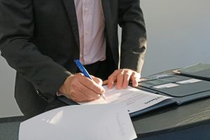 Der Vertrag zwischen AVL Software & Functions Regensburg und digitalwerk wird unterschrieben